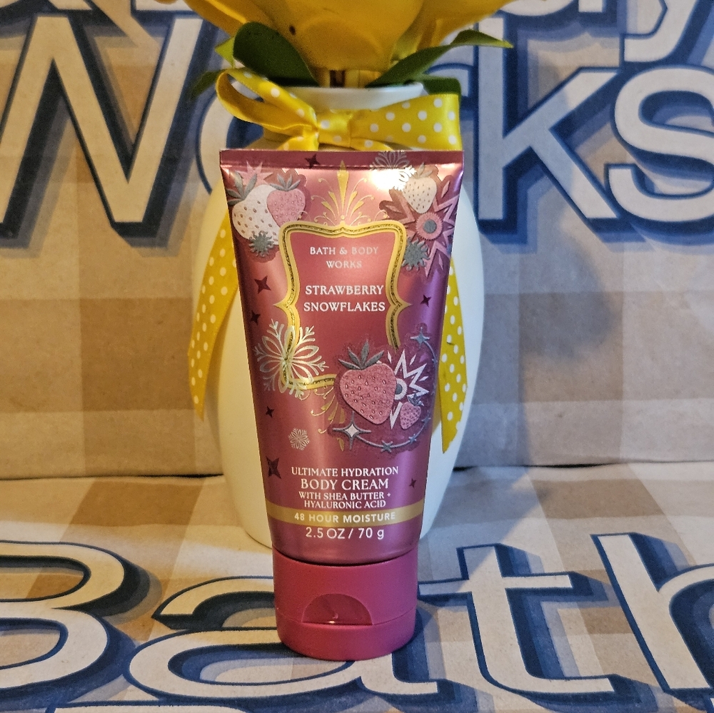 NWT Bath & Body Works Mini Strawberry Snowflakes Body Cream - Pink and Gold